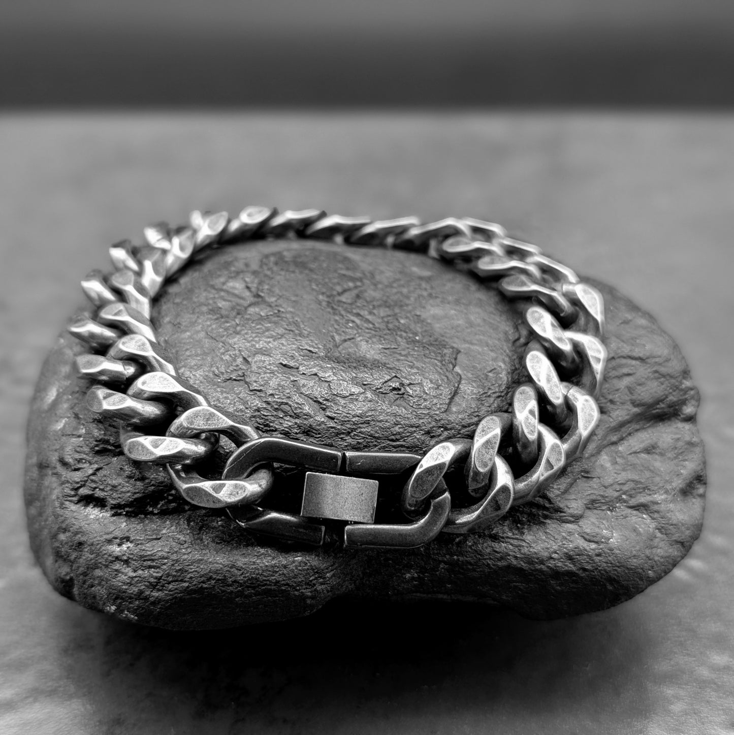 Gun Metal Diamond Cut Curb