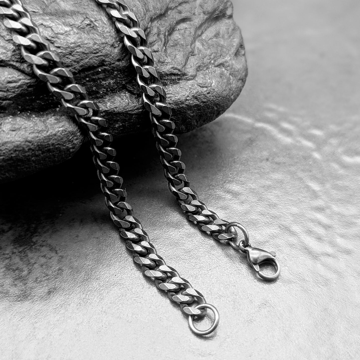 Thin Gun Metal Diamond Curb