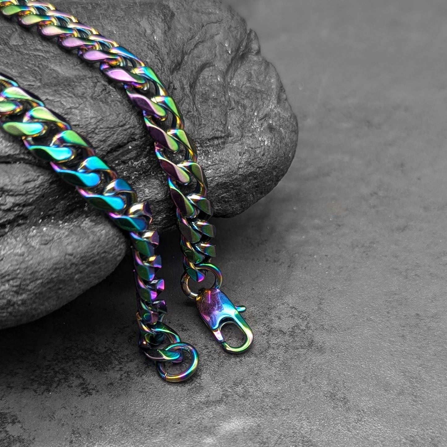 Iridescent Diamond Cut Curb