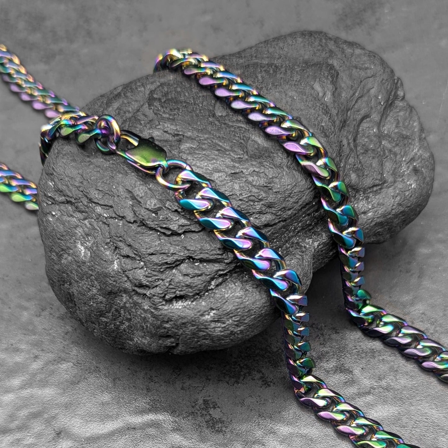 Iridescent Diamond Cut Curb