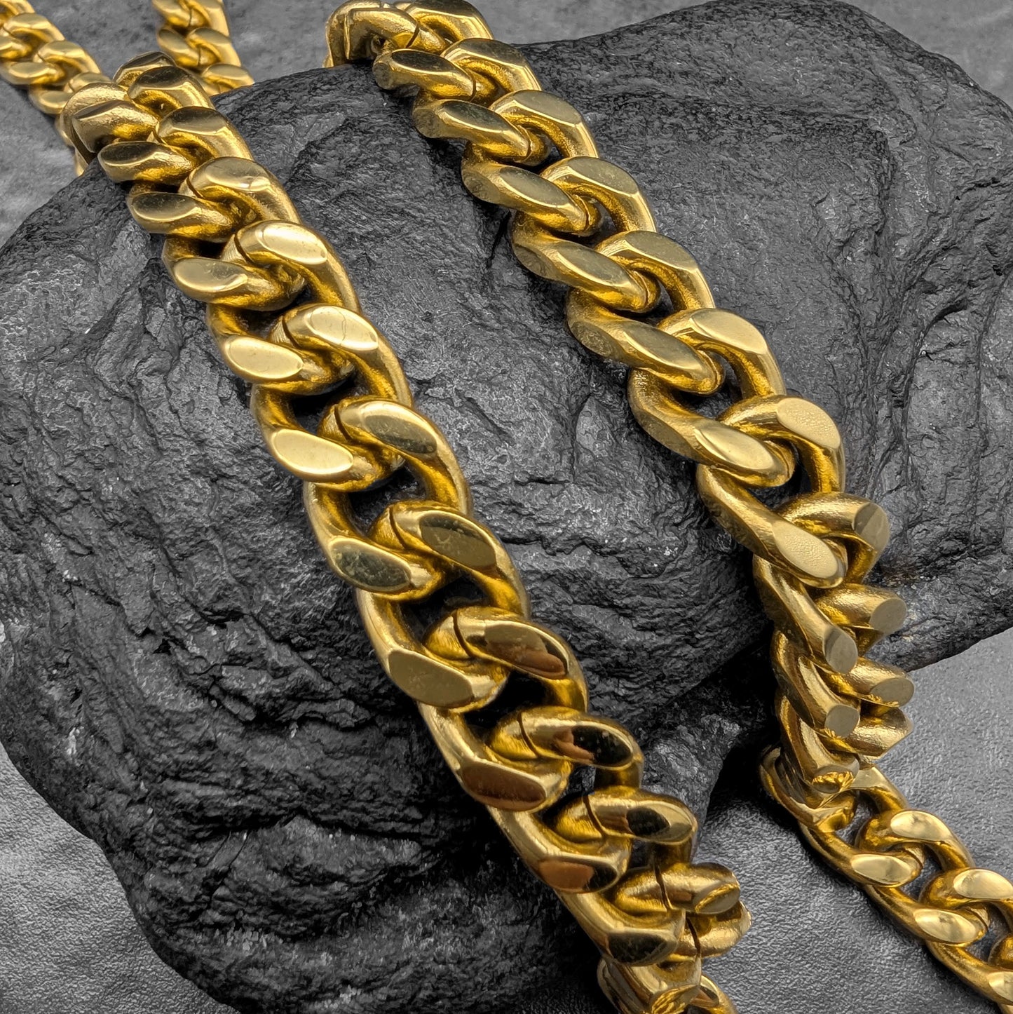 Chunky Gold Square Curb