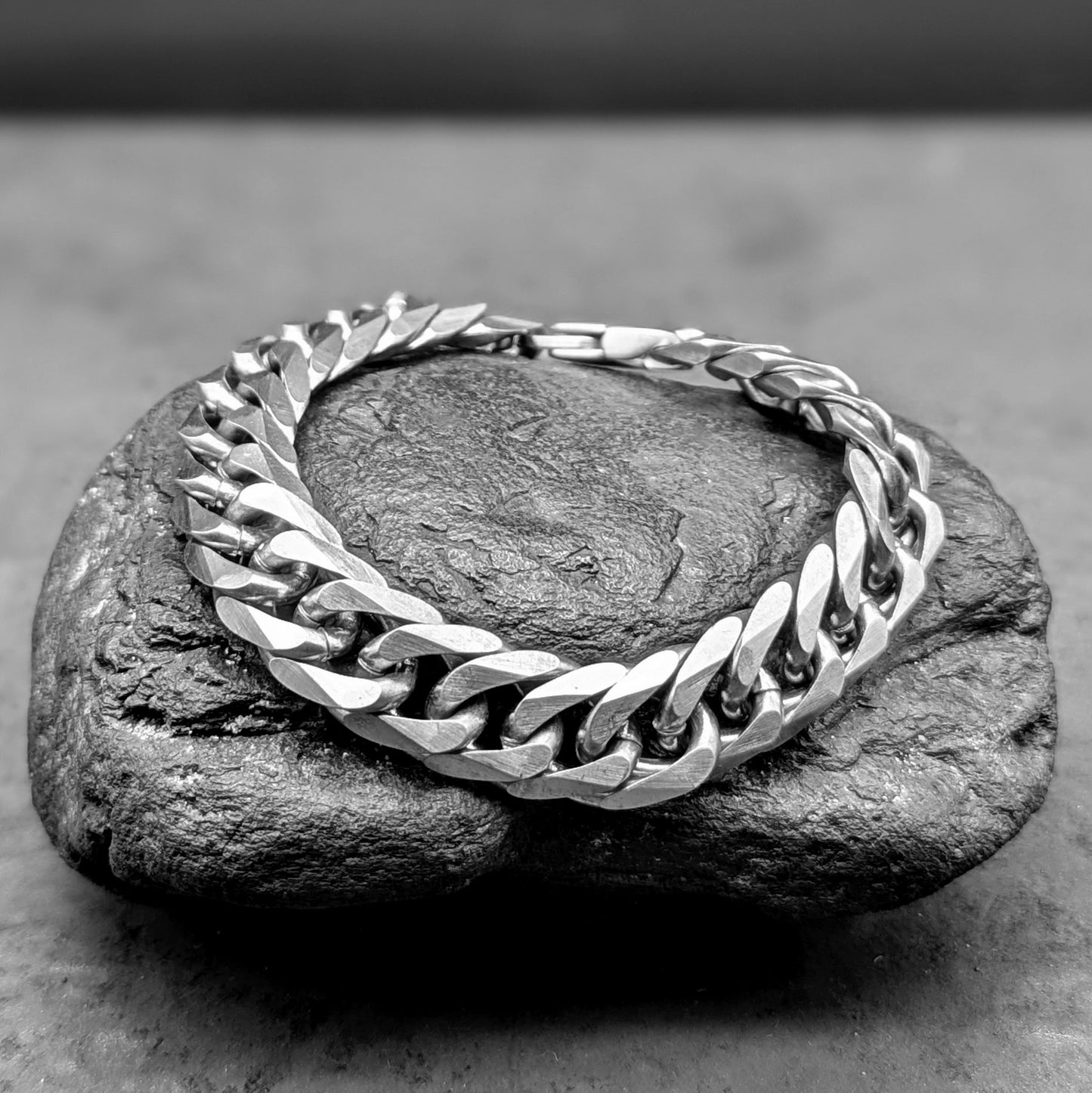 Chunky Double Link Curb