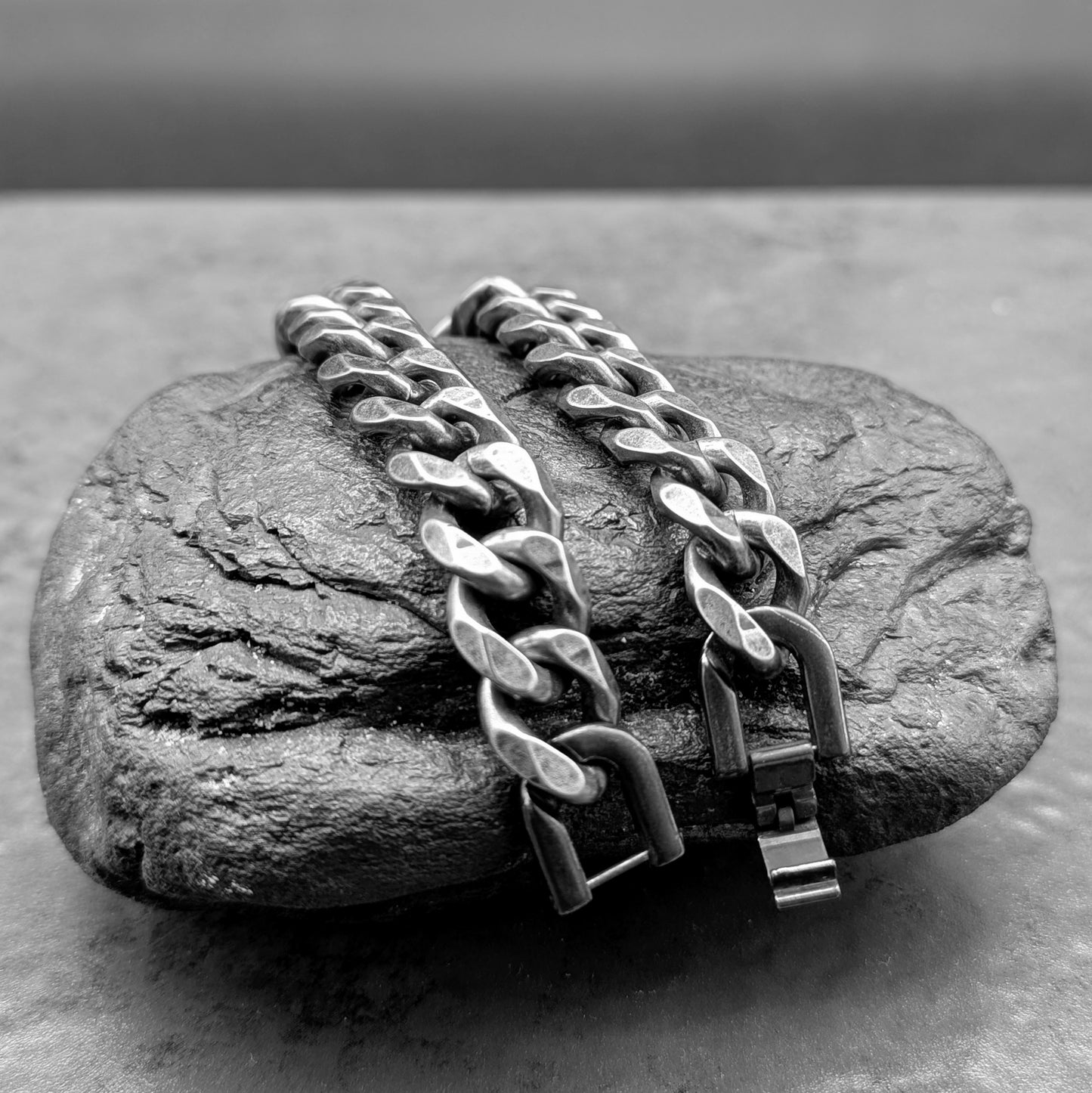 Gun Metal Diamond Cut Curb