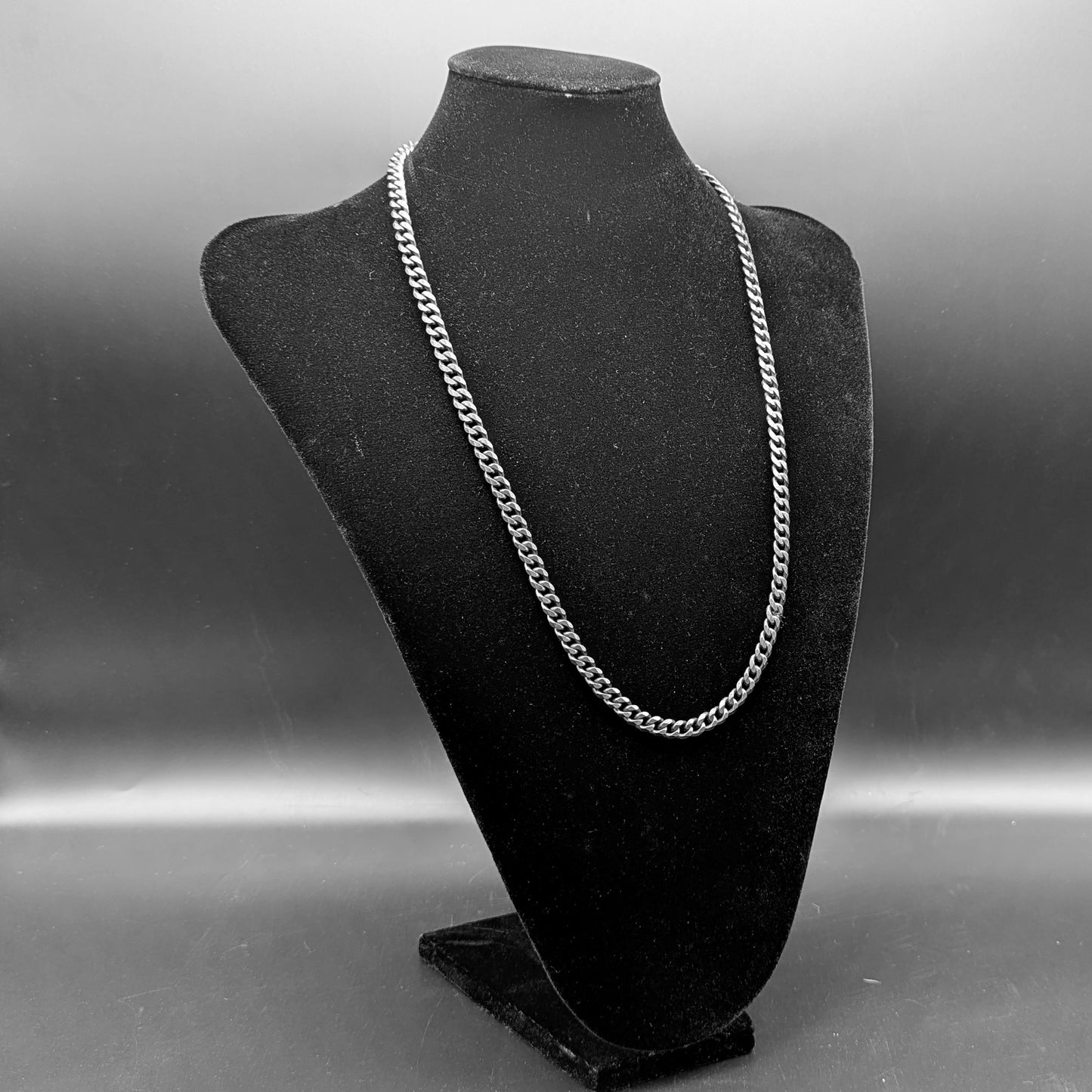 Thin Gun Metal Diamond Curb