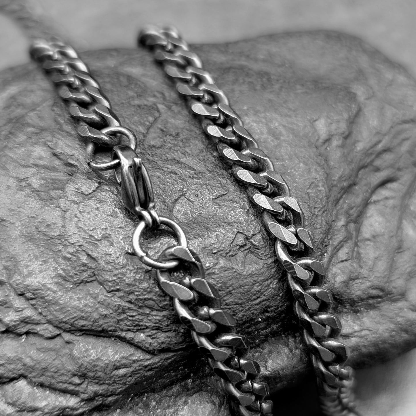 Thin Gun Metal Diamond Curb