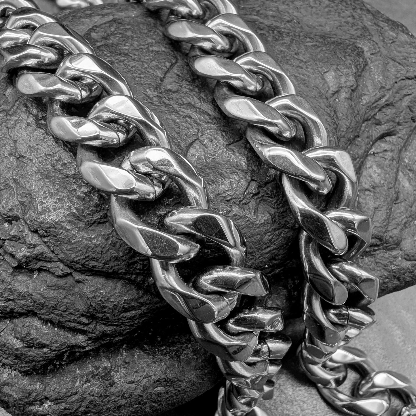 Extra Chunky Diamond Cut Curb